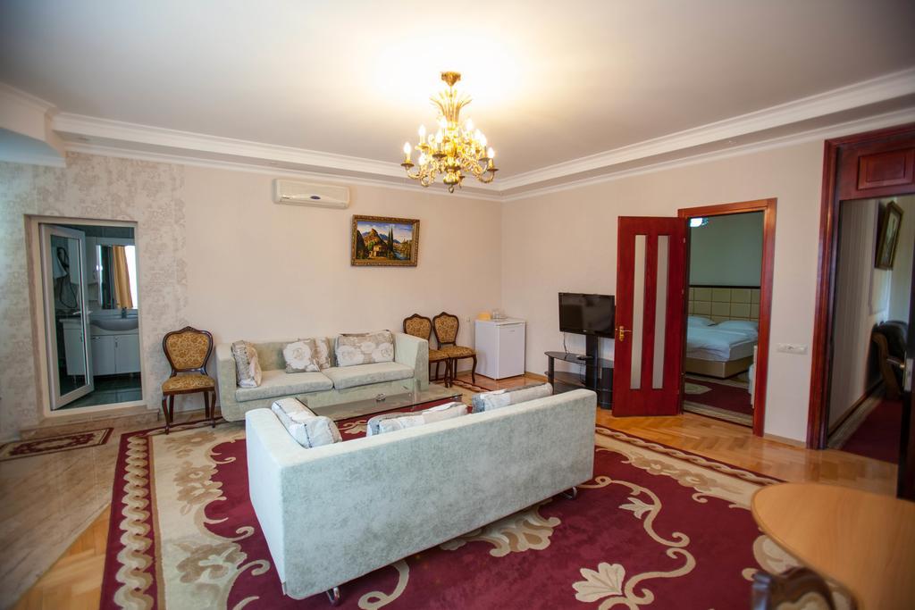 Gtm Kapan Hotel Тбилиси Екстериор снимка